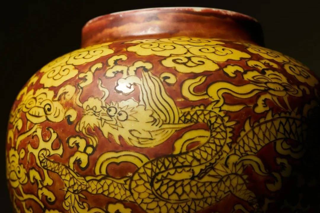 2022年春拍征集| 御用：明嘉靖红地黄彩云龙海水纹罐分享_搜狐网