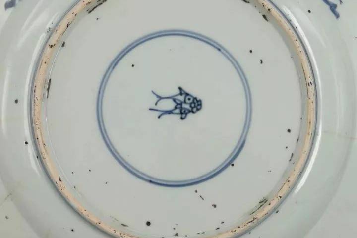 大清康熙年制青花皿　花押款 靓宝格- 康熙青花花卉纹花口杯（花押款）