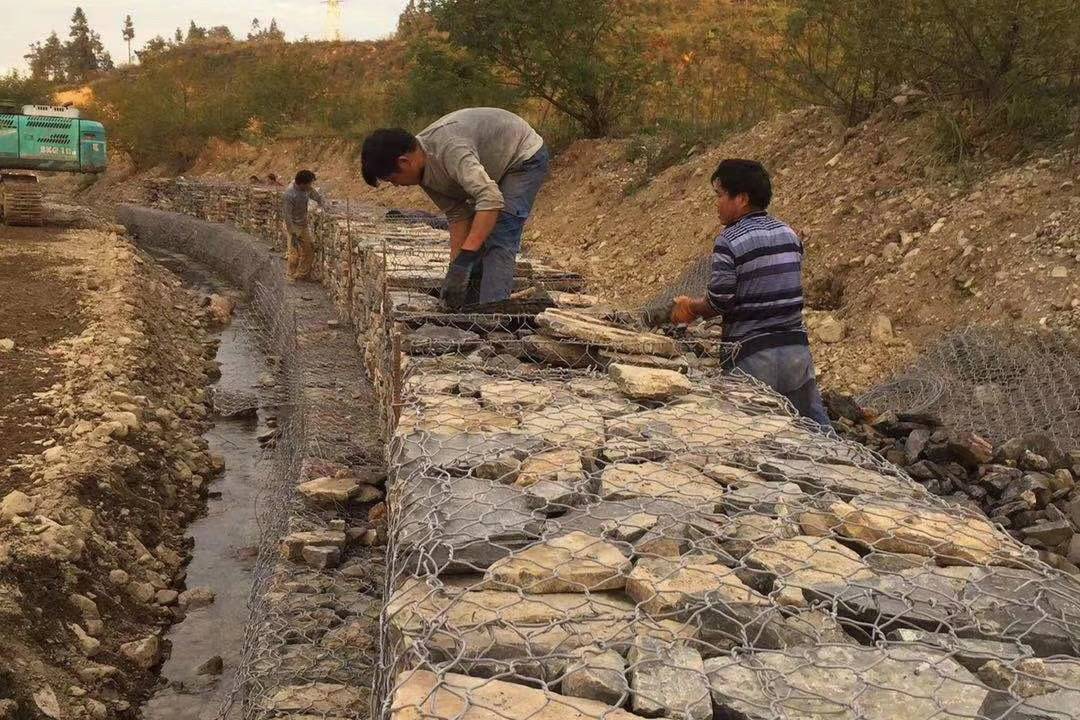 低碳钢丝覆塑格宾石笼网的3个用途护岸格宾网