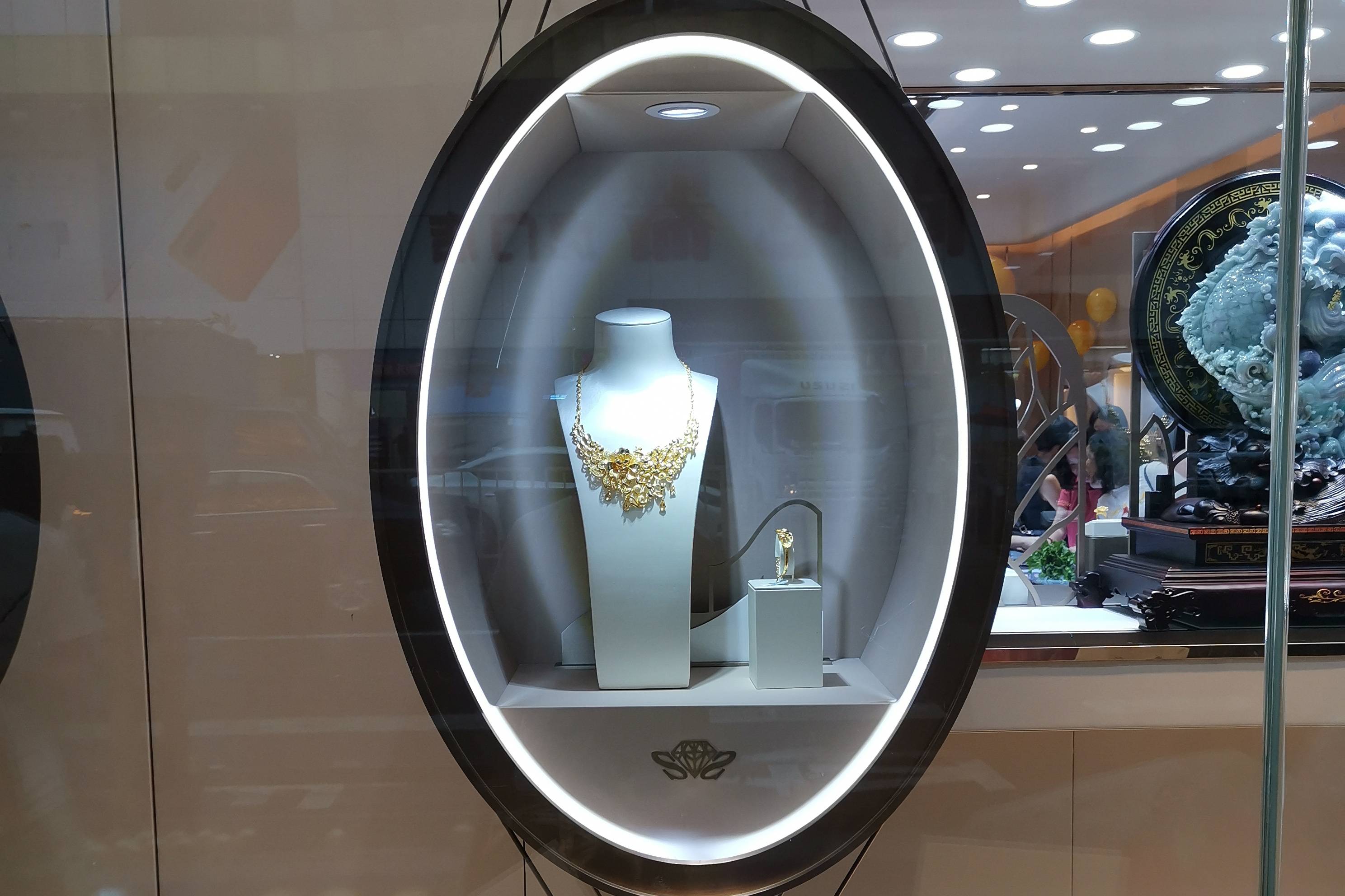 创意珠宝店对外橱窗展柜能让您匆忙的脚步驻足欣赏_橱窗_对外_珠宝店