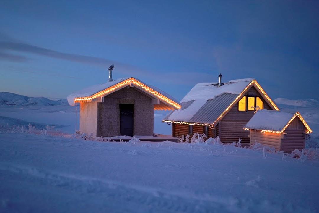 外国牛人雪地野外生活装修小木屋制作书架以前绝对是木工