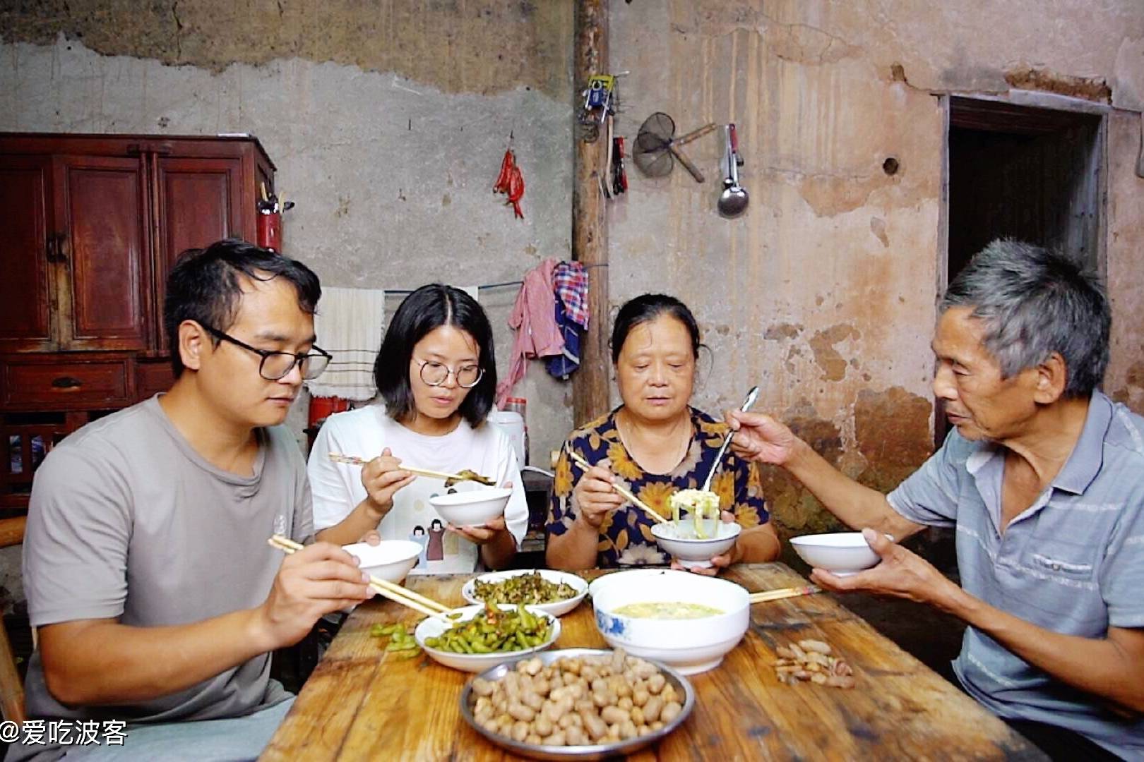 农村人吃饭不讲究,下雨天婆婆不买菜,看一家人晚饭吃的啥