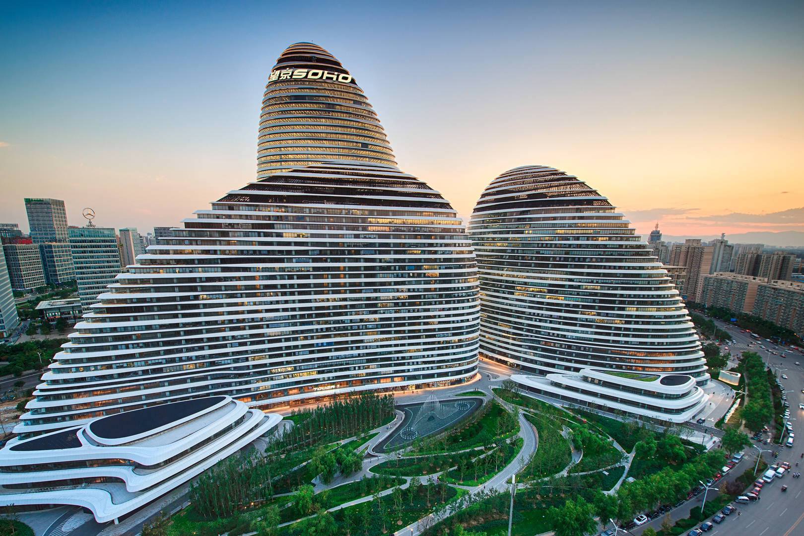 望京soho首都国际机场进京的首个国门标志性建筑