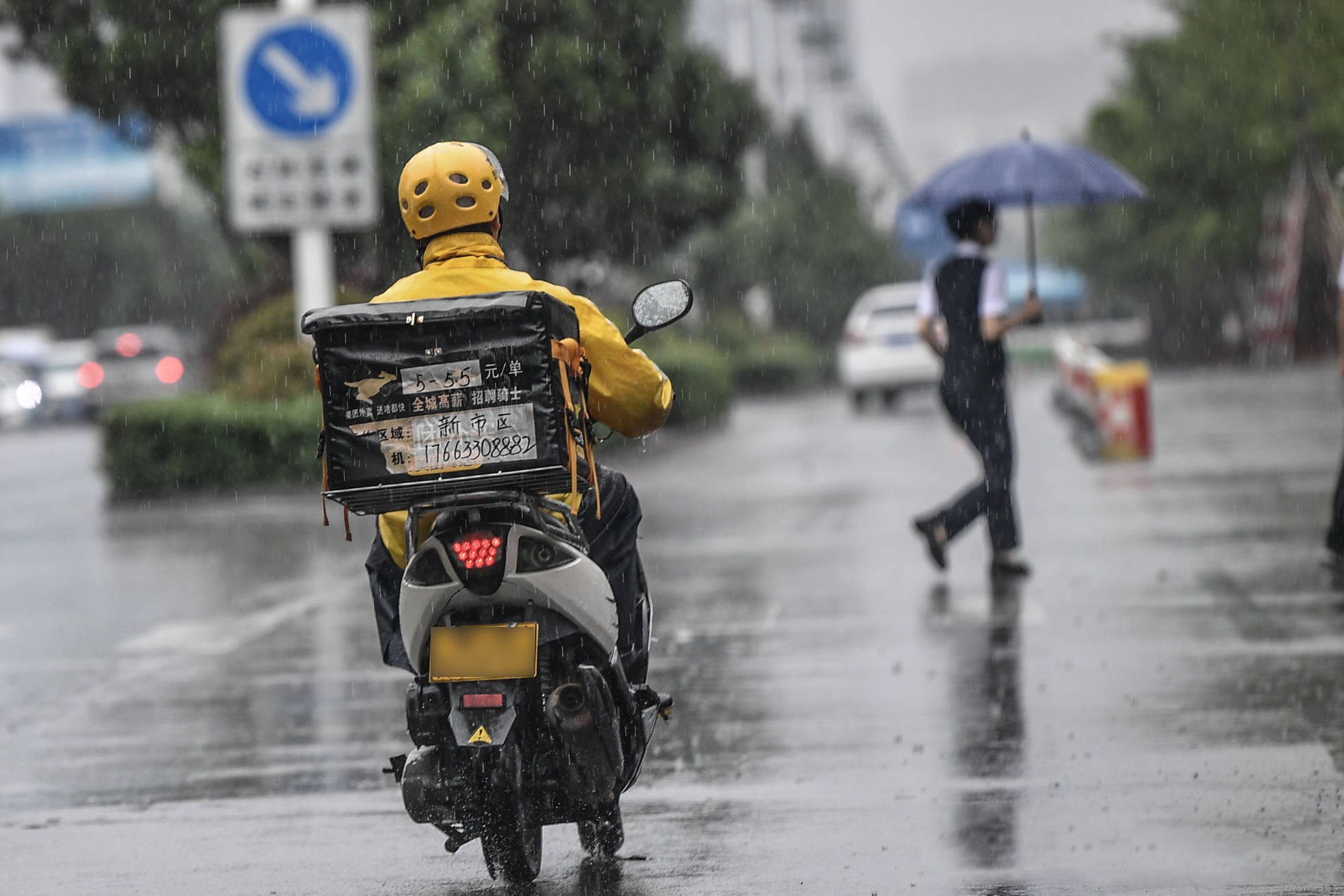 下雨天仍送出外卖58单在常租维骑动力锂电池门店休息