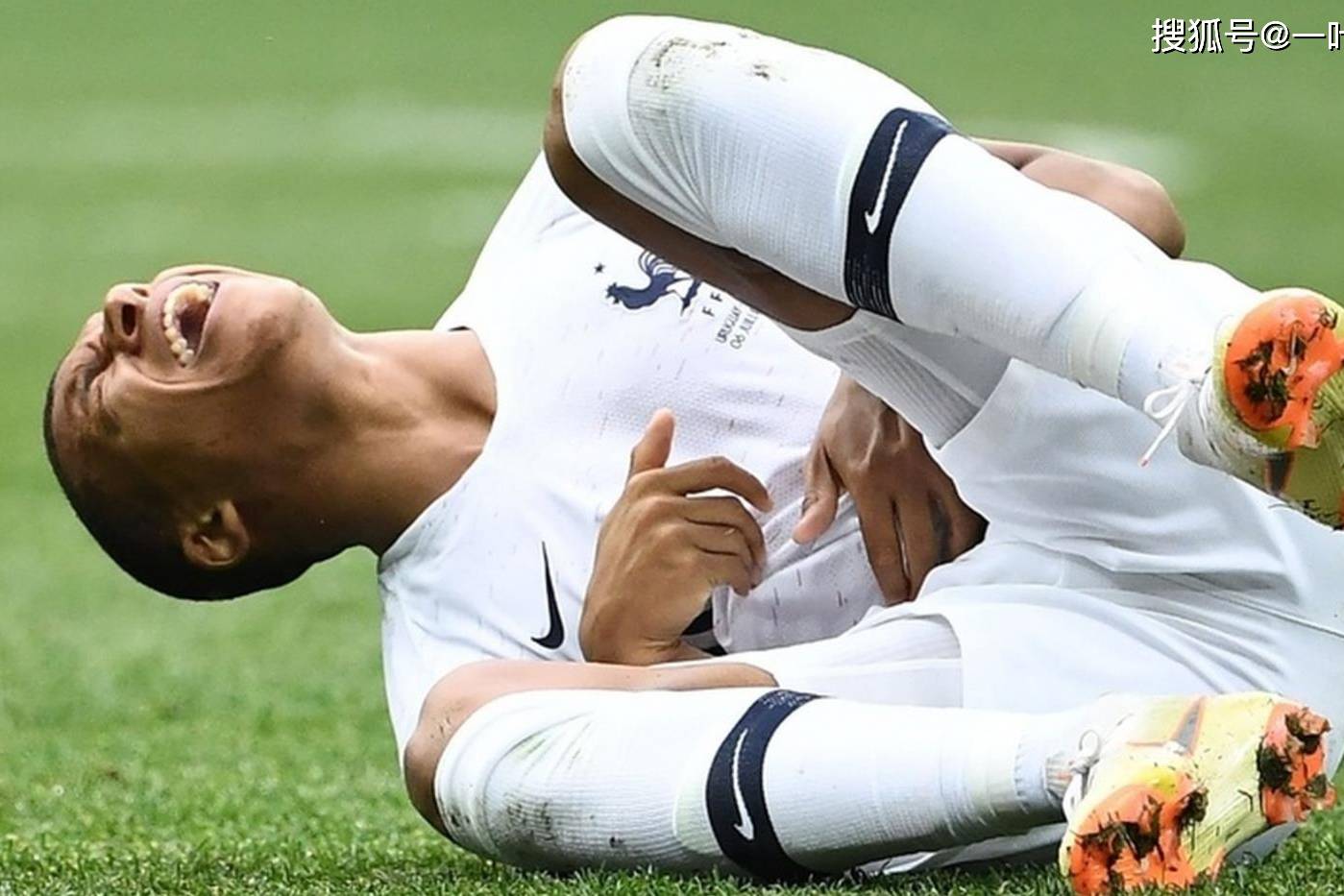 下脚真狠姆巴佩在周一的训练中受伤