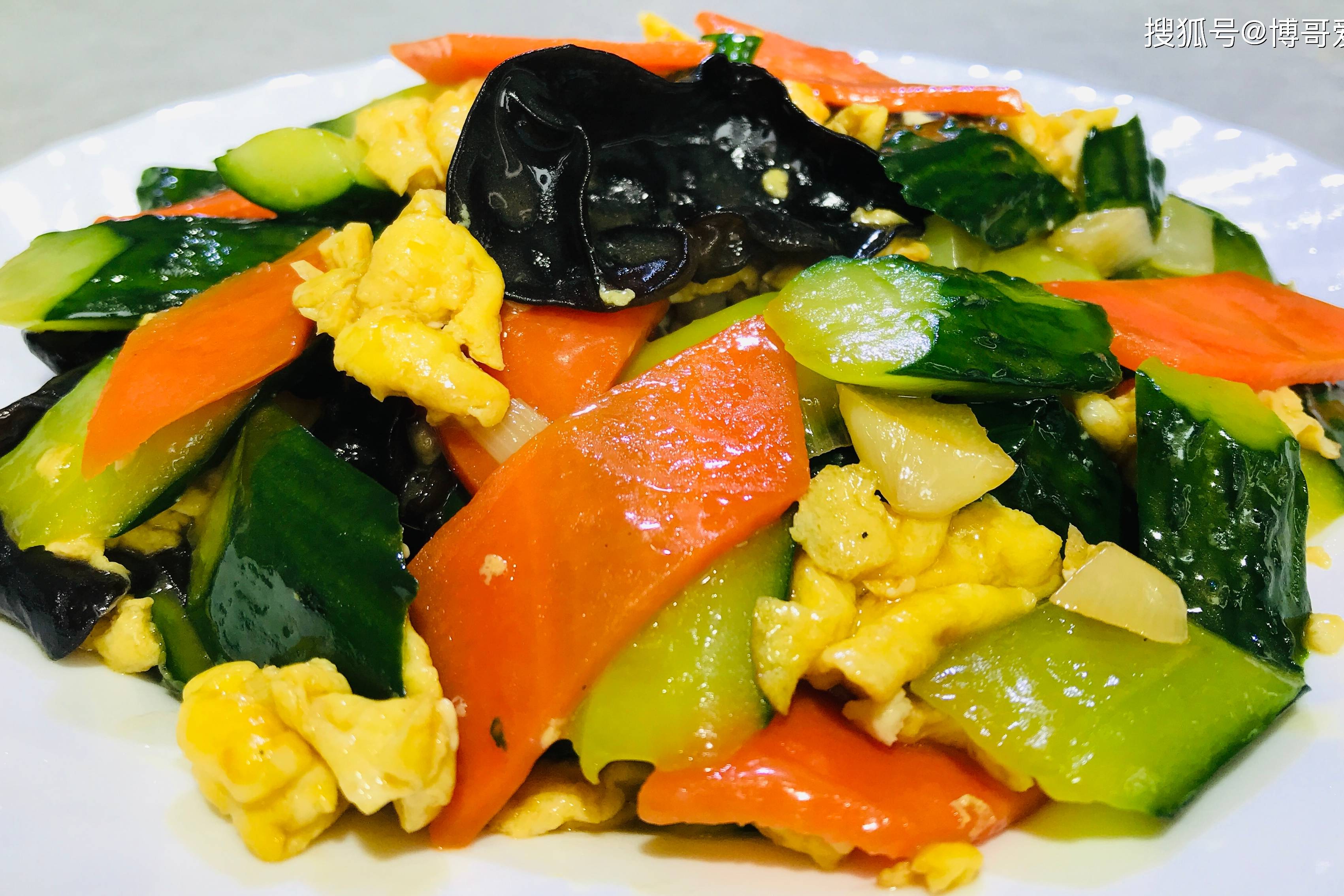 黄瓜炒鸡蛋怎样做才能颜色翠绿不出水别直接下锅还需这一步