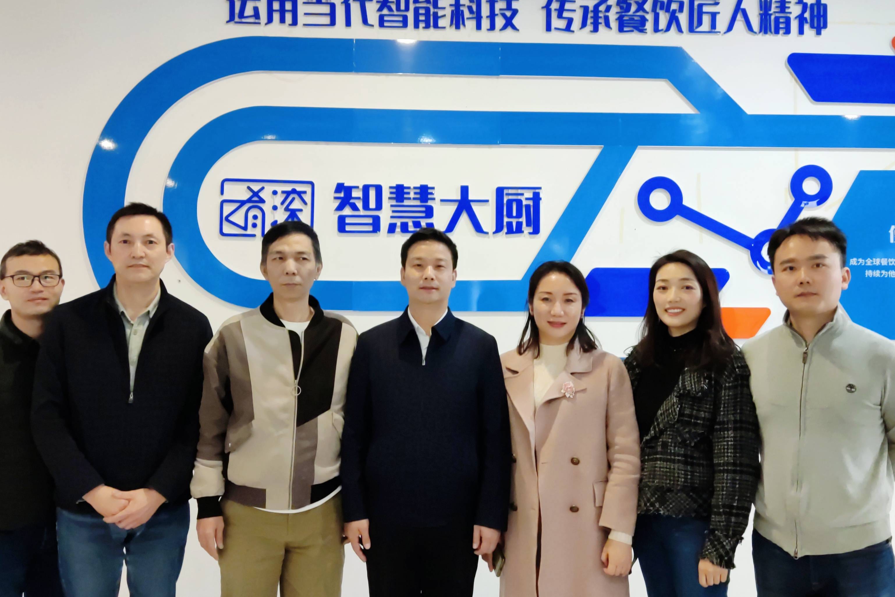 楚菜大师邹志平考察肴滚智慧大厨研发更多的名菜提升楚菜品质