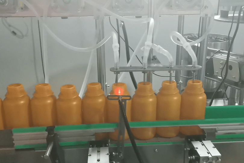 圣刚水剂药品灌装设备 液体药品灌装设备 水剂灌装旋盖线