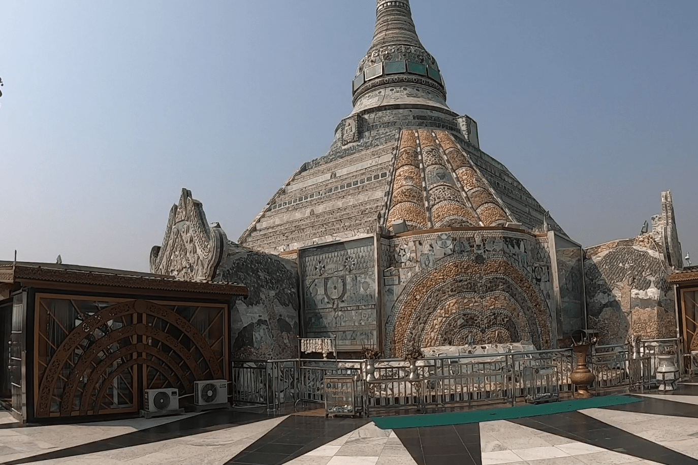 缅囧一个人缅甸北部旅游实拍当地富豪用翡翠做的佛塔