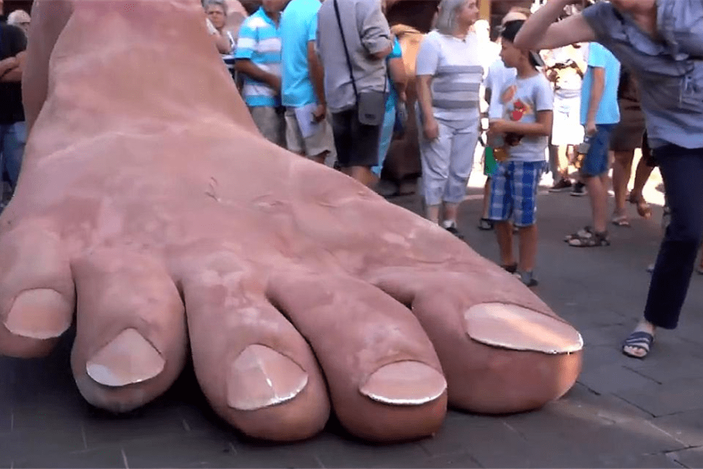 外国街头出现巨型脚掌路人被吓得落荒而逃发生什么了