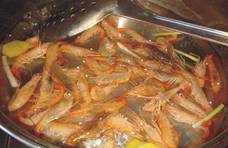 做虾时，可别直接下锅炒，多加这一步，更香更脆更味美