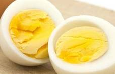 60岁大厨说：水煮鸡蛋时，别再加盐了，加它，鸡蛋嫩滑自动脱壳