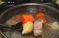 广东人爱煲汤，那么他们是用高压锅，还是砂锅？两者区别这么大