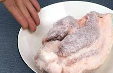 大厨支招：冻肉别用清水泡，10分钟就能解冻，特鲜嫩，建议收藏