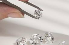 人工钻石是莫桑钻吗？莫桑钻可以人工合成吗？莫桑钻和钻石的区别是什么？