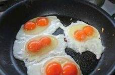 煎“鸡蛋”，总是粘锅又发黑？婆婆教我1招，煎熟后，又圆又水嫩