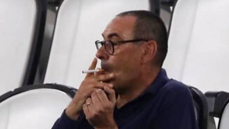 不受待见！萨里下课之后众多球员点赞，狗剩不满更衣室的烟味