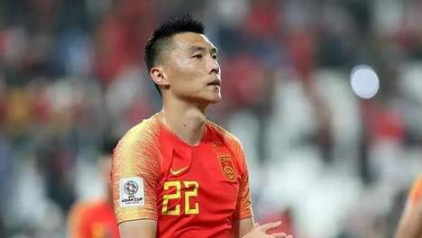 散步式进攻还是保护式接应？于大宝场上表现孰是孰非 谁在挑事