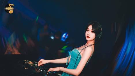 性感到“犯规”听见好音乐“气氛催化剂” DJ安静约你跨年