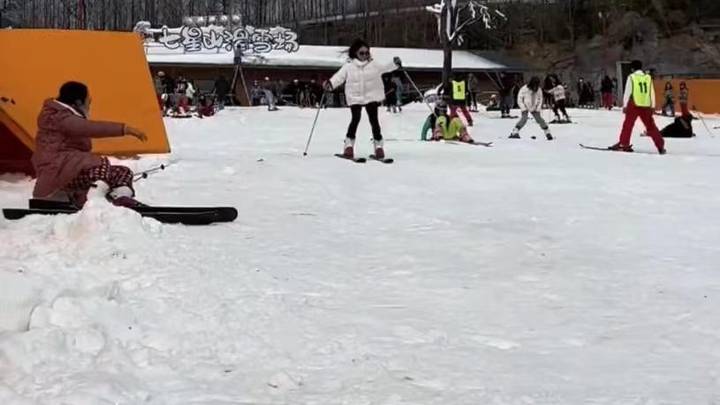 女子滑雪失控与男子撞满怀，你认为是缘分吗？