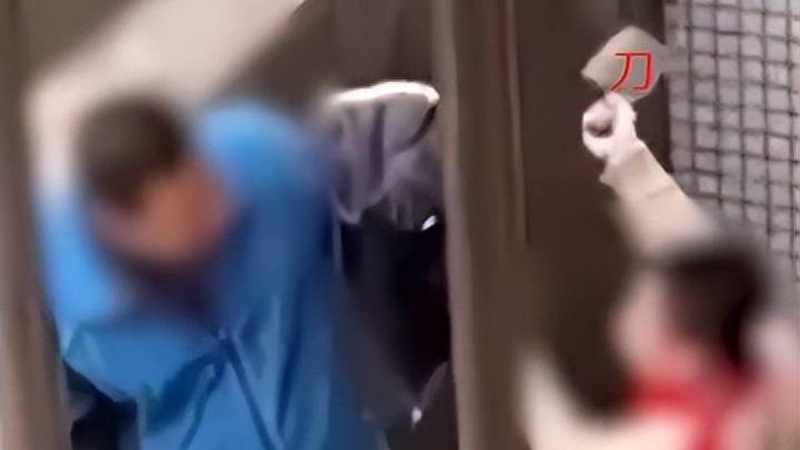 11岁男孩痴迷游戏，父亲没收手机儿子拿刀挥向父亲，是在教育孩子吗？