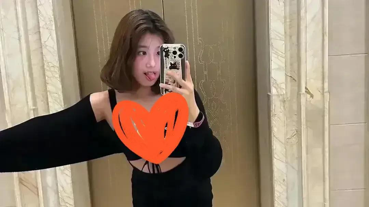 贾静雯17岁大女儿梧桐妹露事业线，是因为穿搭不成熟吗？