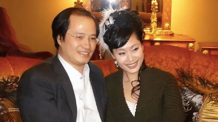 歌唱家于文华现身农村，年过半百却皮肤白皙，你喜欢她吗？