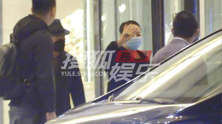 邓婕拎2万6包包赴约，张国立戴礼帽显大佬范，你觉得合适吗？