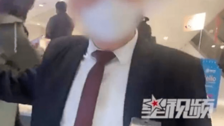 商场禁止外卖小哥穿外卖服时使用厕所，你认为这是职业歧视吗？