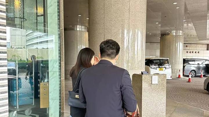 郭晶晶拎8万爱马仕踩高跟，和老公出行亲民没架子，你喜欢吗？