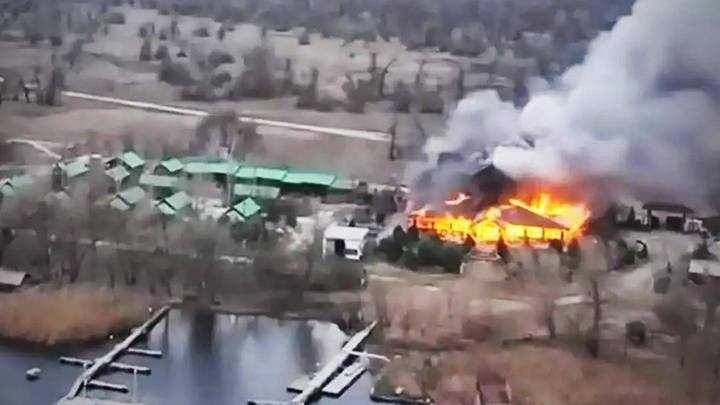 乌军突然跨河登陆，俄轰炸机无情爆炸渡口，是故意的吗？