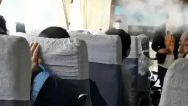 女子称车上睡觉被导游呵斥不尊重我，旅游连上车睡觉的自由都没了吗？