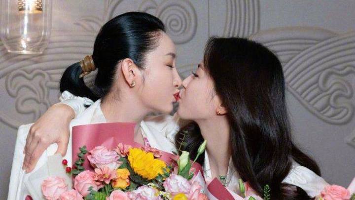 秦海璐卡零点给刘涛庆生，感情超好吗？