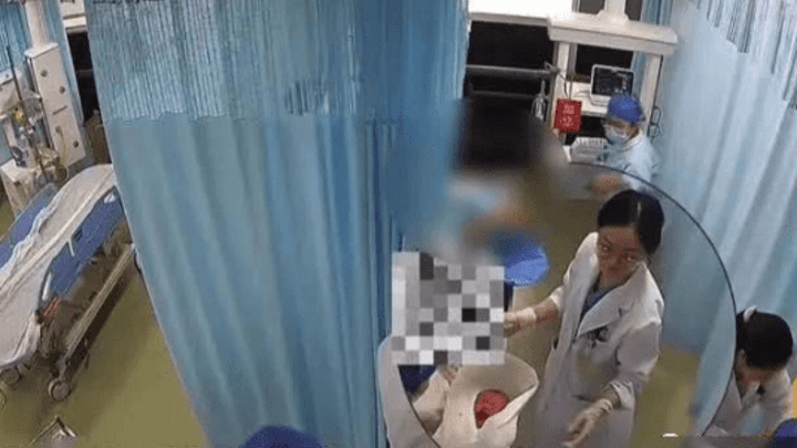 18岁女子腹痛到医院就诊竟在厕所生下女婴，你怎么看？
