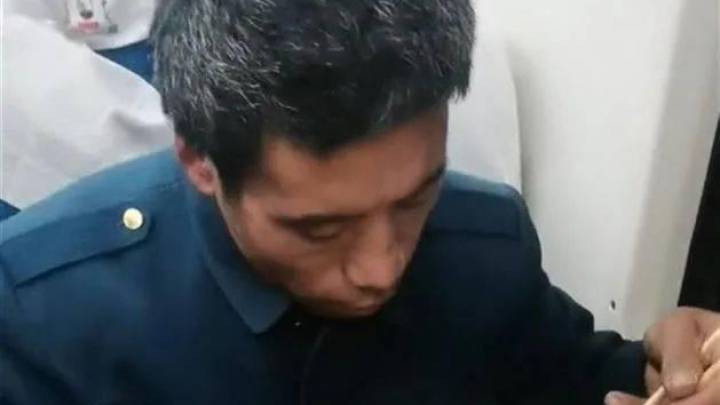 大哥火车上用盆炫10袋泡面，称干起活来饭量更大，你怎么看？