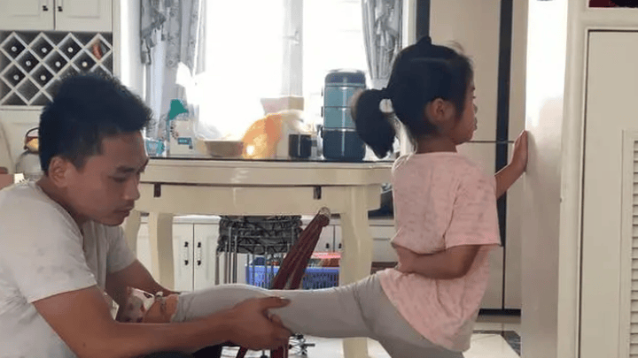 湘潭小女孩打破一辈子坐轮椅断言，忍痛复健3年如今能骑自行车，你怎么看？