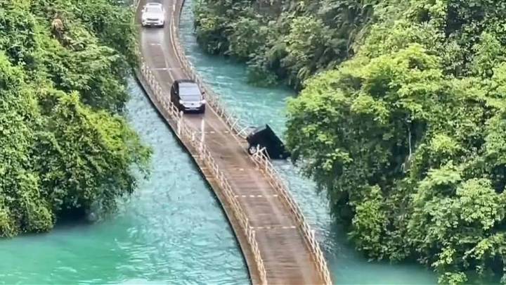 湖北恩施网红浮桥车辆落水致5人死亡，应该追究建造方责任吗？