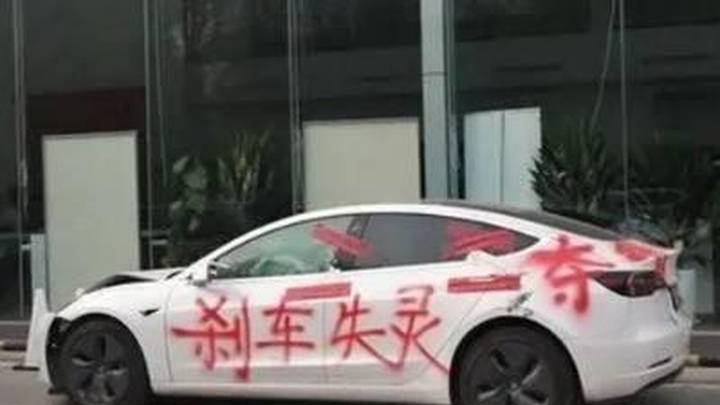 特斯拉车顶维权女车主两个诉讼请求被驳回，你怎么看？