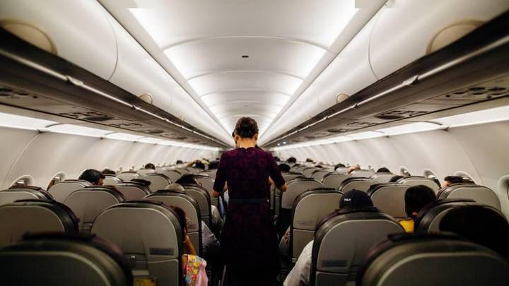 国泰航空扭亏为盈，月薪2万港元招内地驻港空乘，你看好吗？