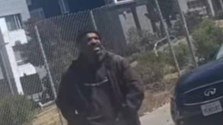 美国黑人男子与警察发生对峙后被枪杀，嫌犯可能持有枪支吗？