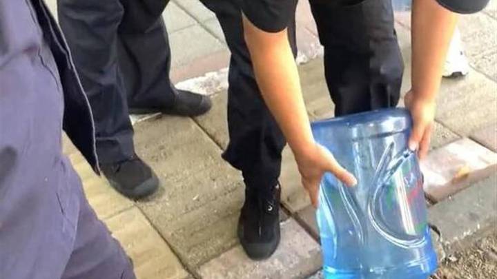 罕见病患者在一单位喝水受歧视，保安将其喝过的桶装水倒掉浇树，你怎么看？