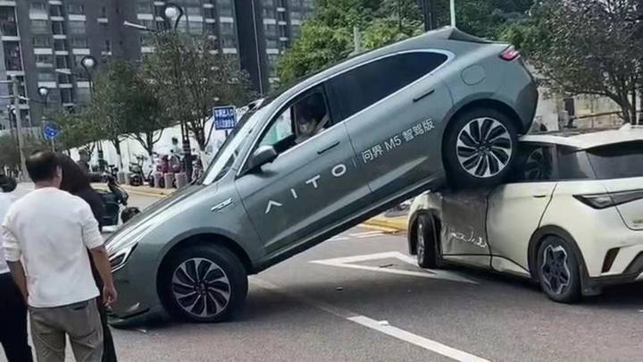 东莞一辆问界m5倒车骑上后车车顶，是误操作导致，车辆功能正常吗？