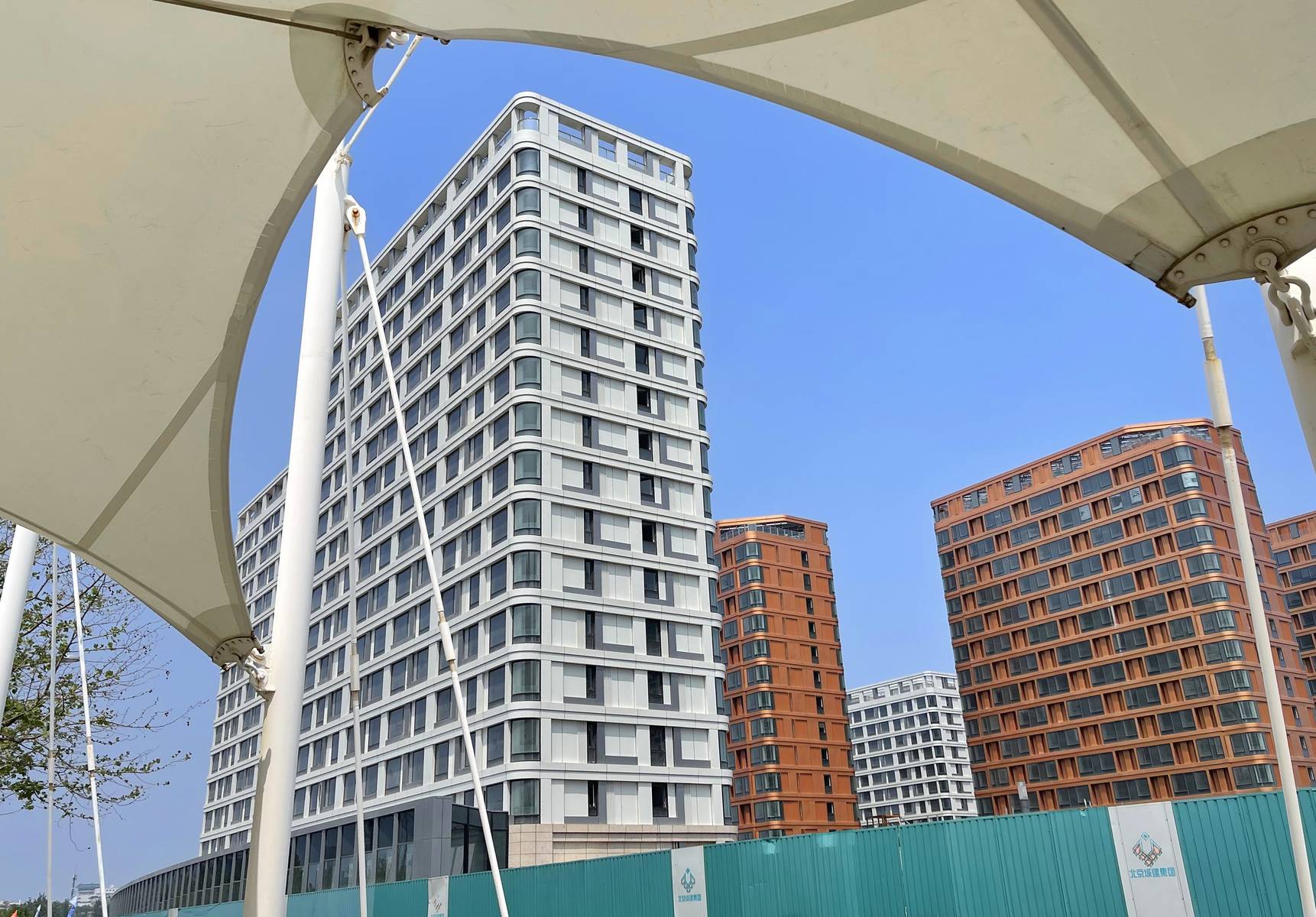 北京冬奥村全面完工并交付北京冬奥组委使用