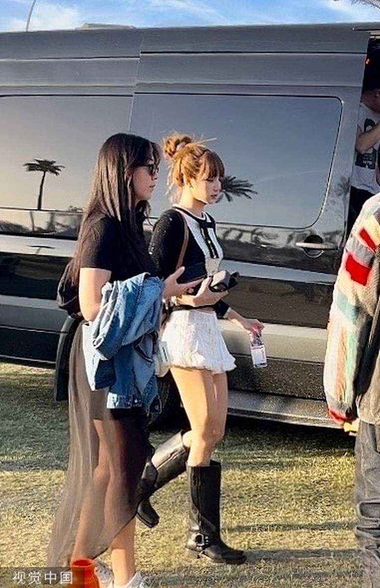 Lisa穿短裙现身科切拉音乐节 身材傲人美腿吸睛