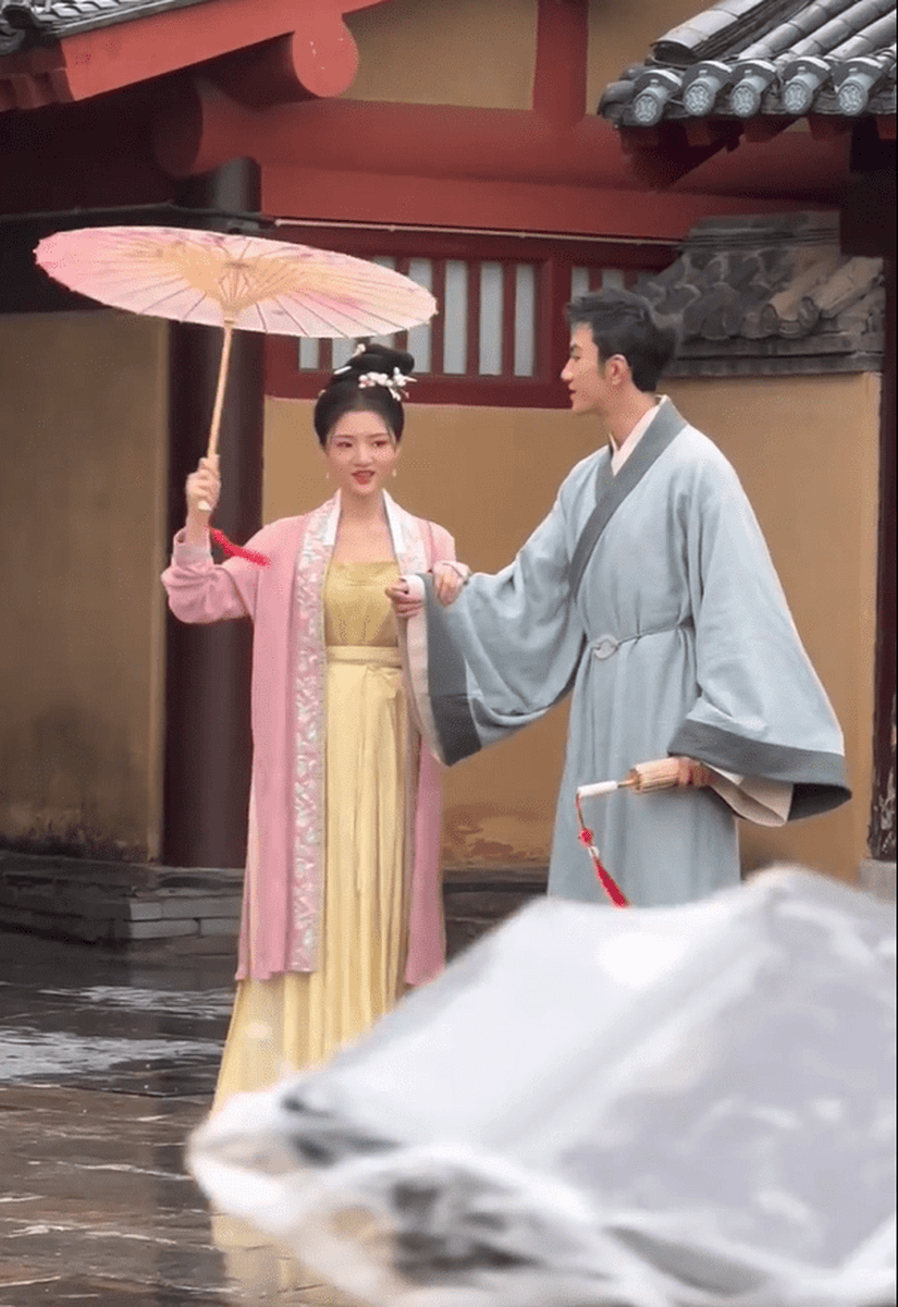 任敏粉色古装娇俏灵动 精致珍珠妆好似邻家小女