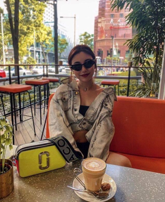 她是拥有最多爱马仕的新加坡名媛女儿,揭开calista cuaca的超豪时尚网