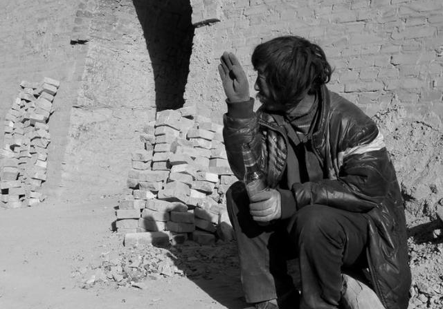 14岁辍学打工干装修不用劣质料被辞一天打2份工娶了00后老婆