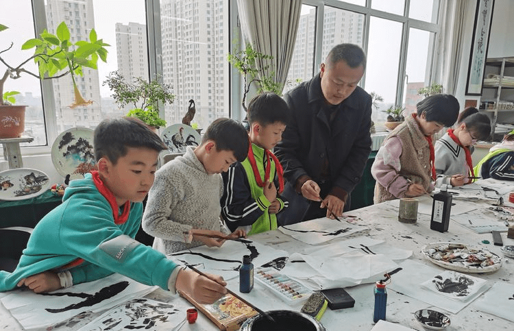 走进枣庄市东沙河街道中心小学书画课堂