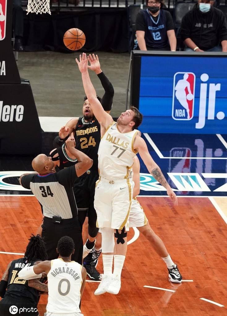 高清图:独行侠险胜灰熊 东契奇神奇三分绝杀