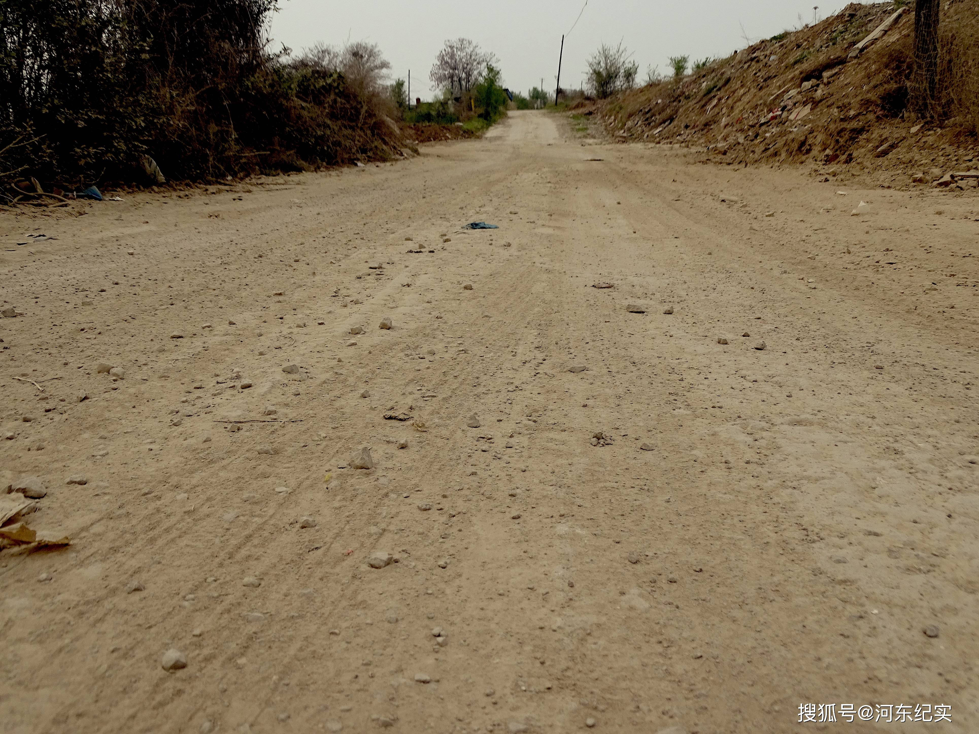 在垃圾填埋場附近明顯破損嚴重,破損的水泥路不但石子外露,而且堆積著